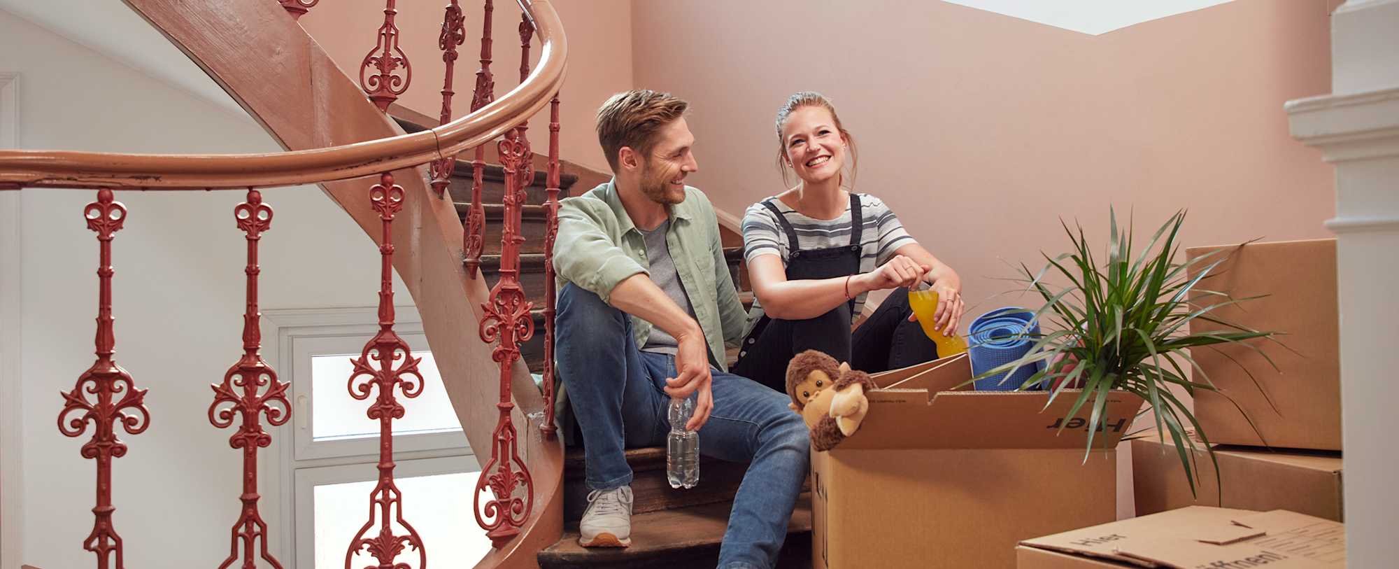 Luisa und ihr Freund beim Umzug auf der Treppe sitzend