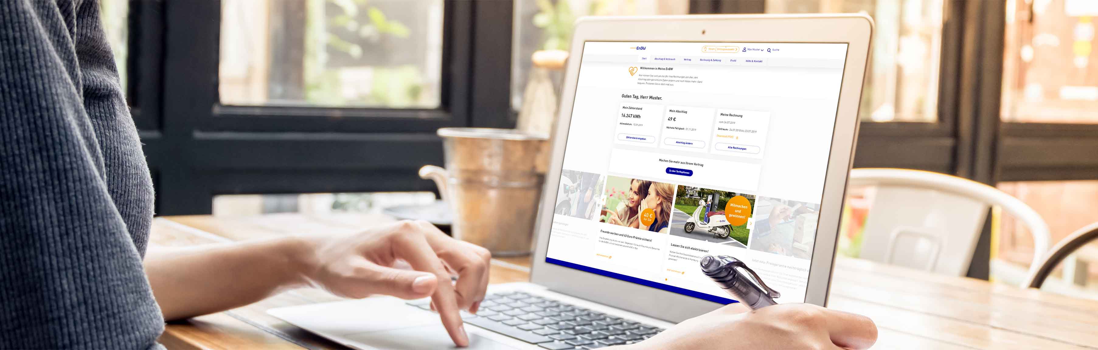 Frau betrachtet Meine EnBW auf Laptop