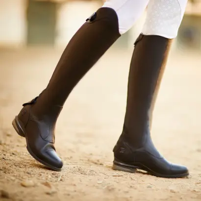 Example of black dress boots on a rider