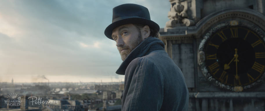 Albus Dumbledore on the roof of St Paul's from the Fantastic Beasts: Crimes of Grindelwald trailer
