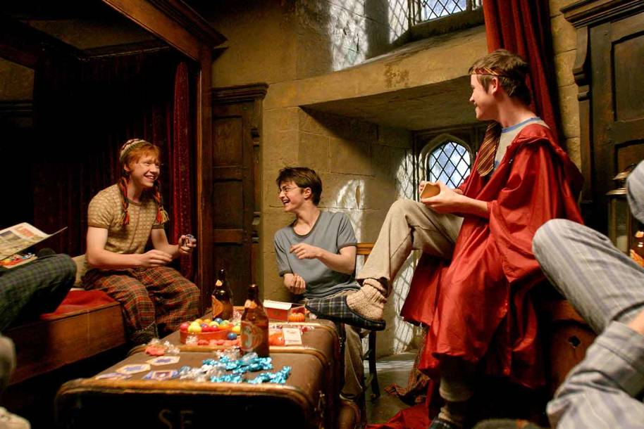 hp-f3-harry-ron-seamus-eat-sweets-in-gryffindor-boys-dormitory-app-landscape