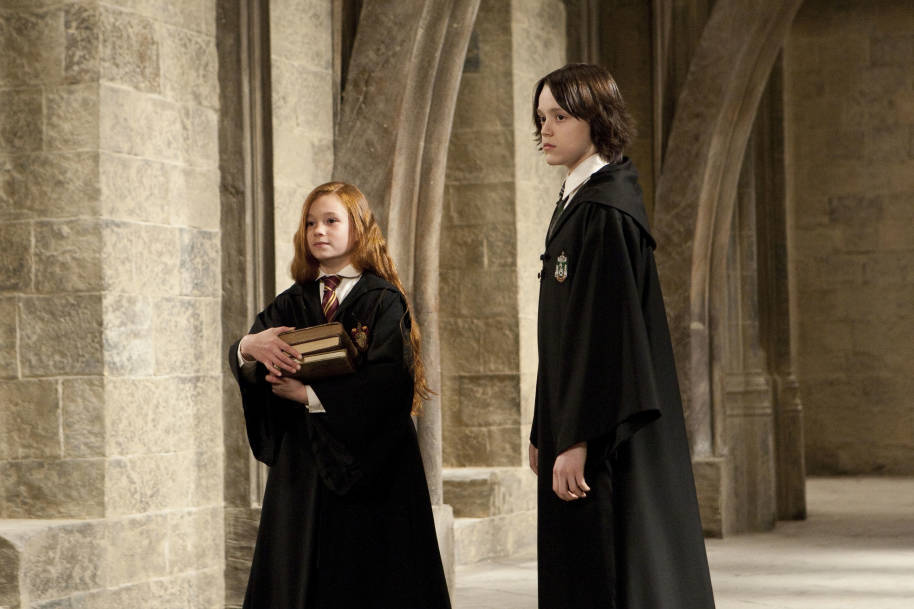 PMARCHIVE-WB F8 Severus and Lily standing in Hogwarts corridor HPDH2-08081 zcNygnmVOYSgIzCBuqUzu-b23