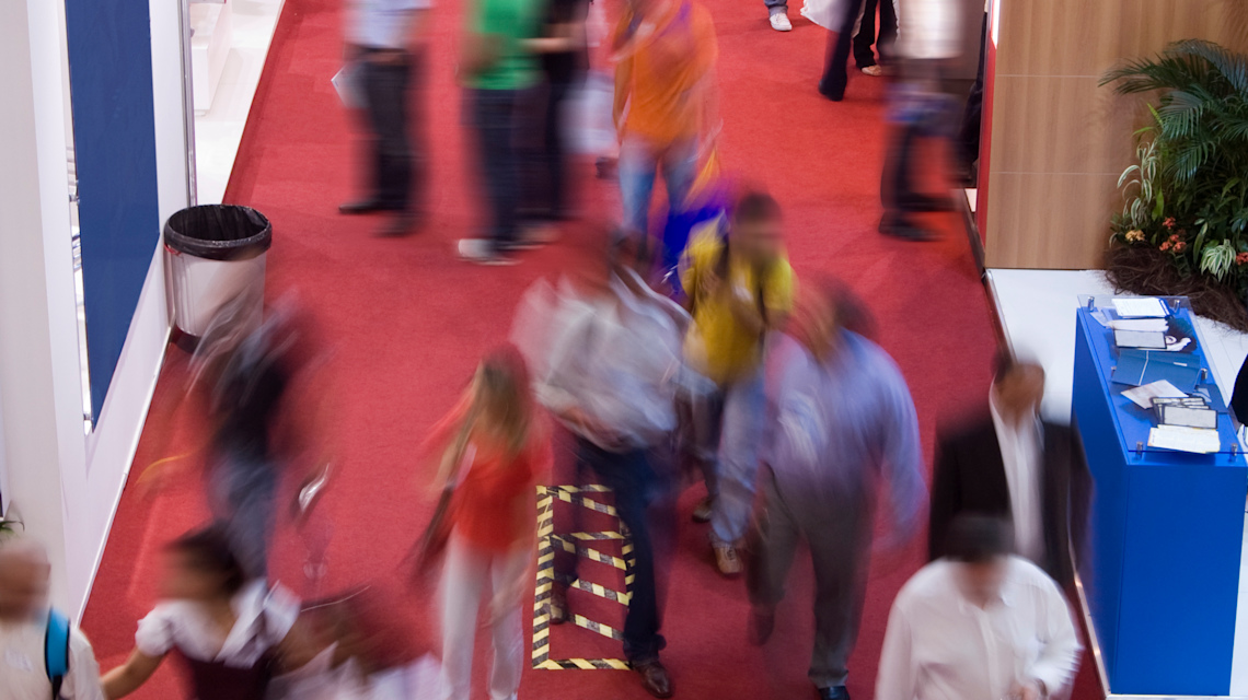 iStock 121395635 => Business, Messe, Vertrieb, Verkauf, Messestand, Messebesucher
