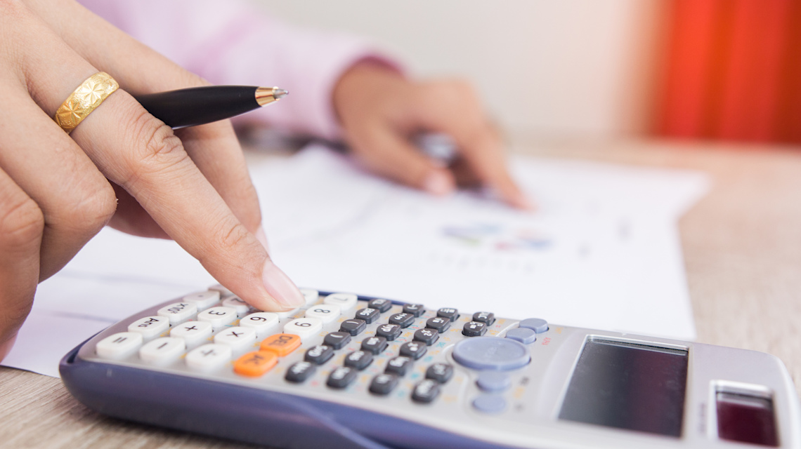 iStock 813437168 => Businessfrau, Hand, Frauenhand, Taschenrechner, Controlling, Berechnung, Unterlagen, Zahlen, Kalkulation