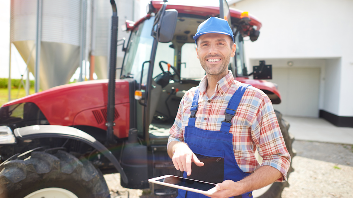 iStock 598149852 => Bauernhof, Landwirt, Bauer, Traktor, Landwirtschaft, Tablet, Digitalisierung