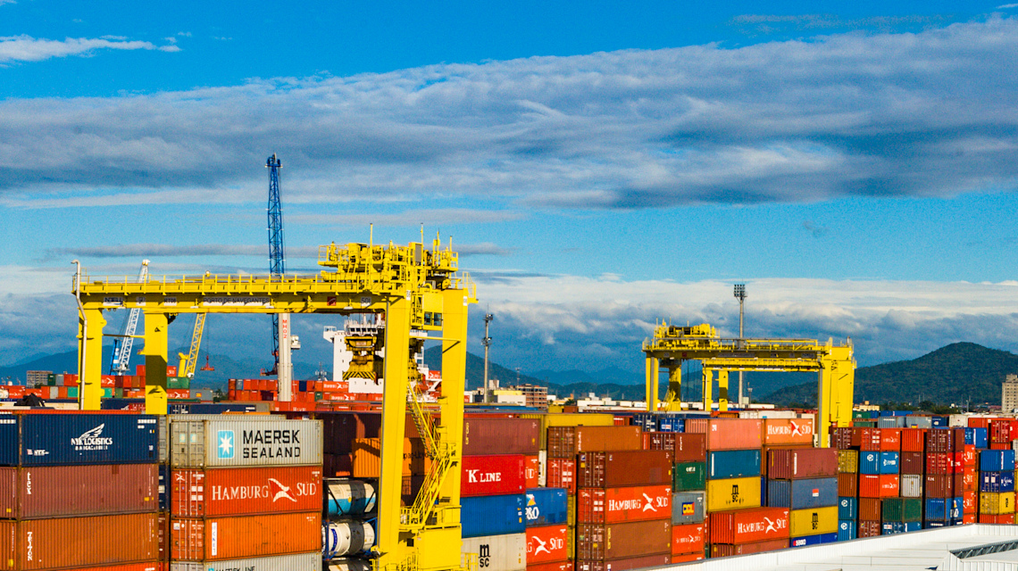 iStock 691620222 => Logistik, Hafen, Container, Lager, Supply Chain, Lieferkette, Containerhafen, Frachthafen