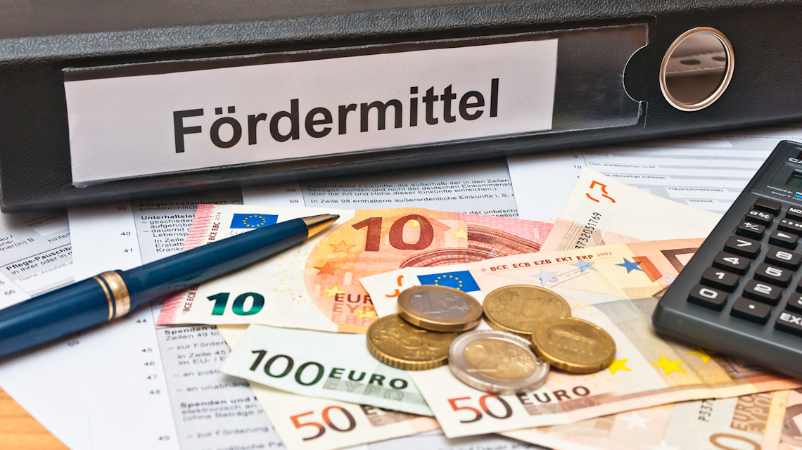 Fotolia 90601990 => Fördermittel, Geld, Banknoten, Münzen, Finanzen, Taschenrechner, Formulare