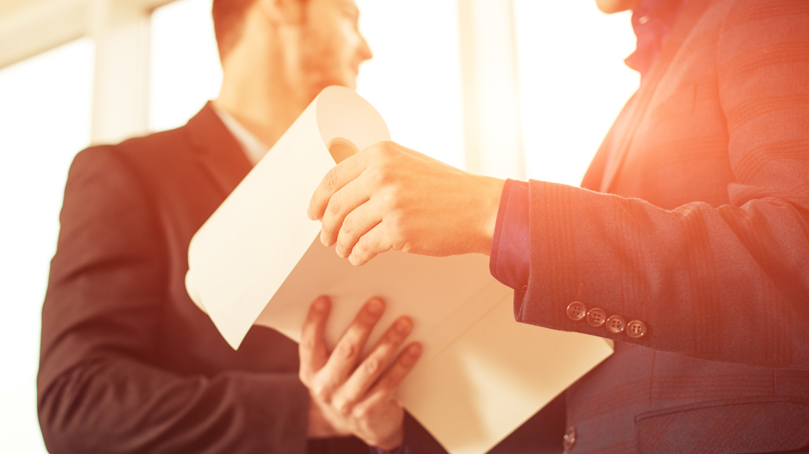 iStock 87010755 => Business, Businesspeople, Geschäftsmänner, Meeting, Besprechung, Dokument