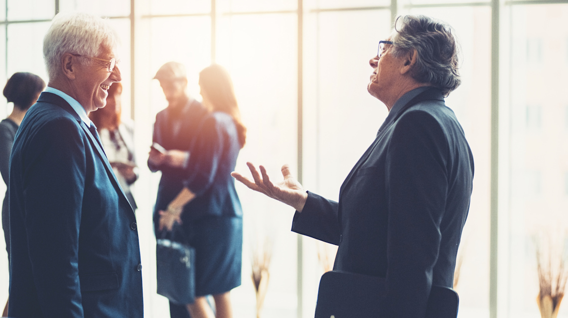 iStock 505711902 => Business, Businesspeople, Businessgespräch, Geschäftsleute, Lobby