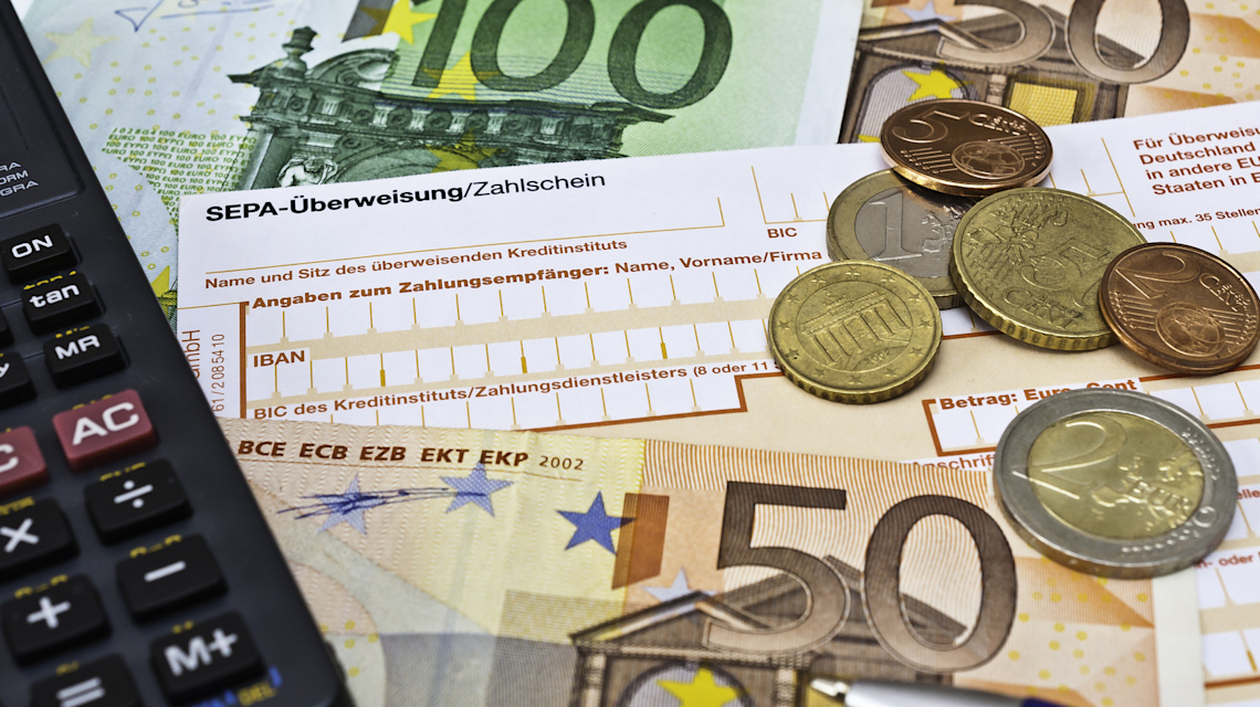 Fotolia 92192138 => Geld, Bargeld, Münzen, Banknoten, SEPA, Zahlschein, Überweisung, Taschenrechner