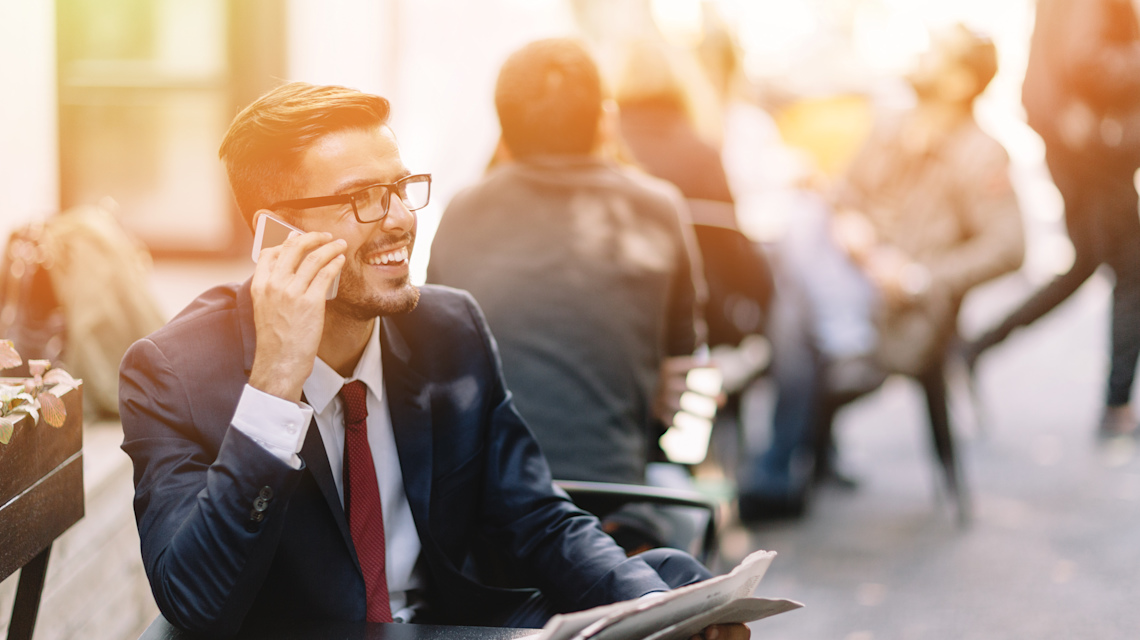 iStock 60503736 => Business, Geschäftsmann, Handy, Telefon, Kommunikation, Straßencafé
