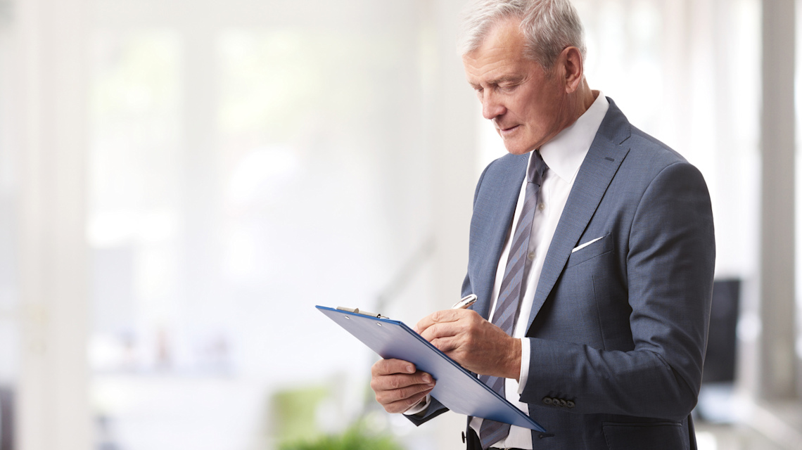 Fotolia 129425562 => Business, Businessman, Geschäftsmann, Dokument, Stift, Dokument, Dokumentenprüfung