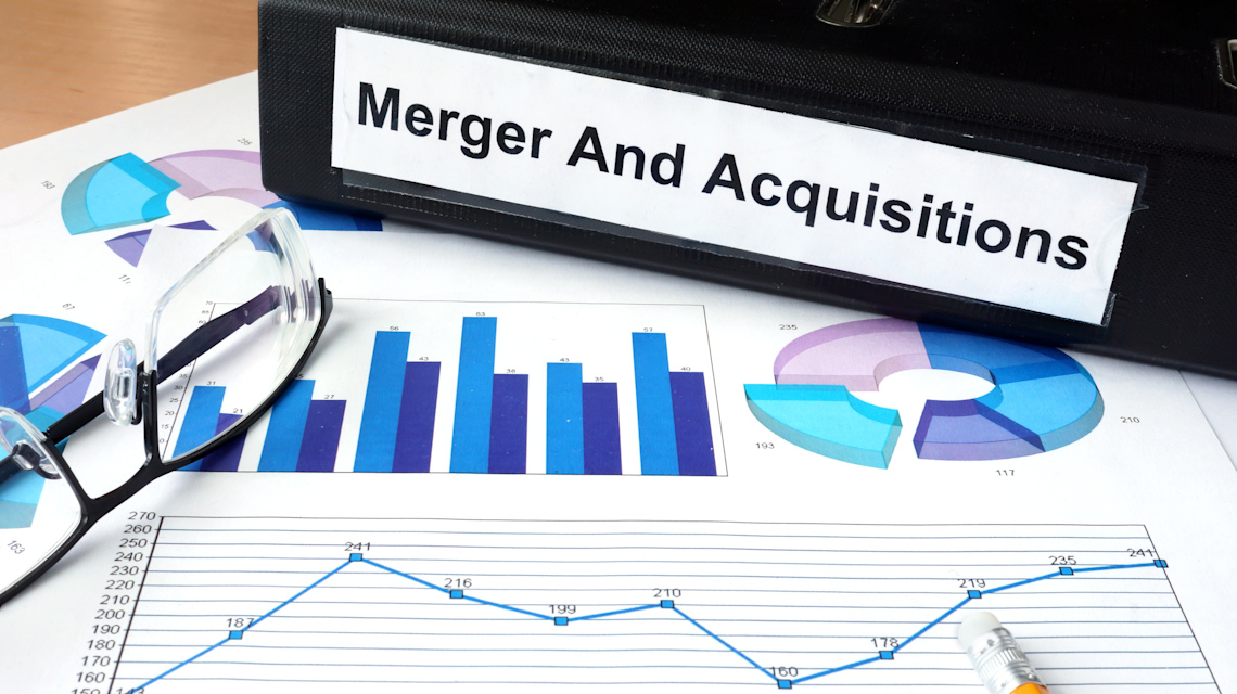 iStock 472898026 => Übernahme, M&A, Merger and Acquisition, Fusion, Unternehmenskauf, Stategie, Zahlen, Statistiken, Ordner