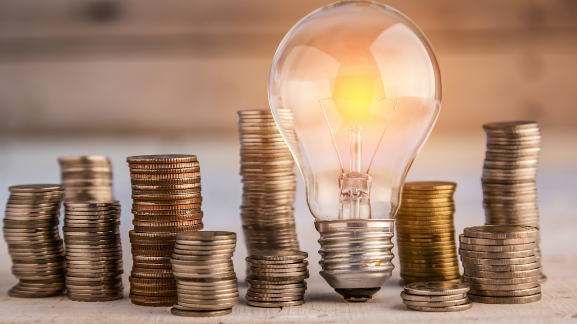 iStock 601375704 => Geld, Idee, Strom, Münzen, Finanzen, Sparen, Finanzierung, Glühbirne, Innovation, Energie, Sparpotential