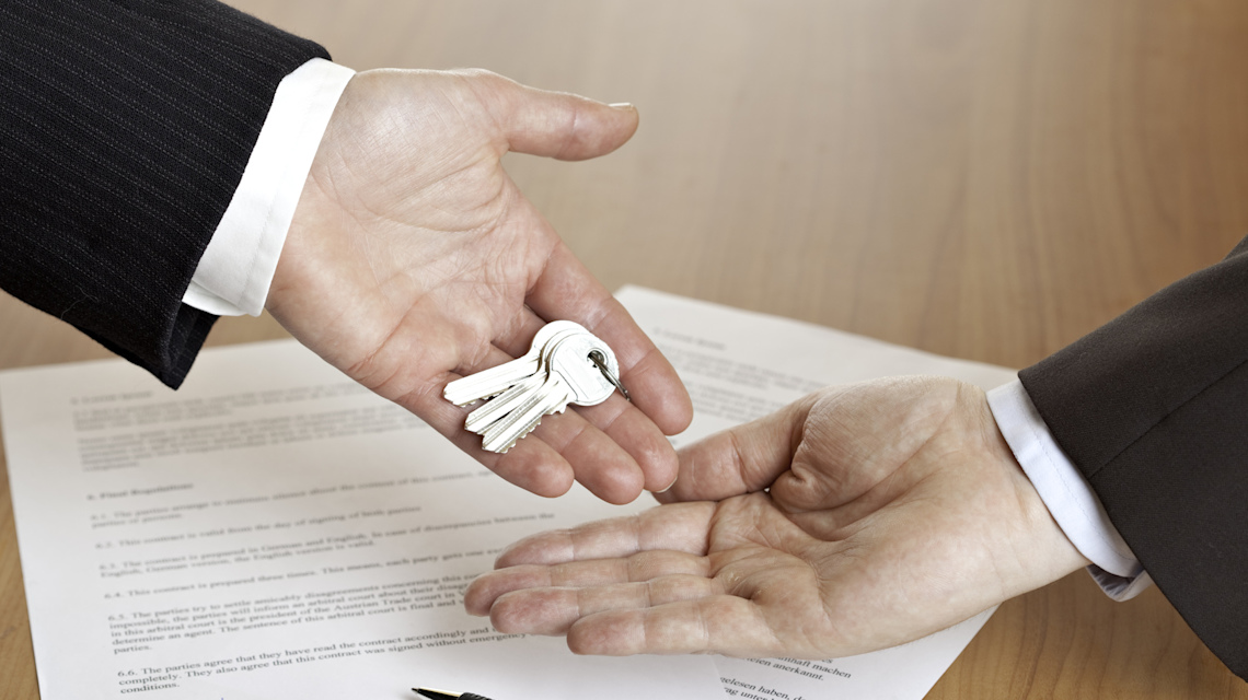Fotolia 16403111 => Vertrag, Vertragsabschluss, Geschäftsabschluss, Schlüsselübergabe, Hausverkauf, Schlüssel