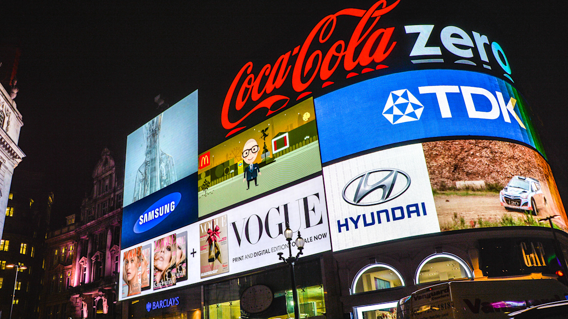 iStock 525568423 => Marke, Marketing, Brand, Branding, Werbung, Coca Cola, TDK, Hyundai, Vogue, Samsung, England, Großbritannien, London, Piccadilly Circus