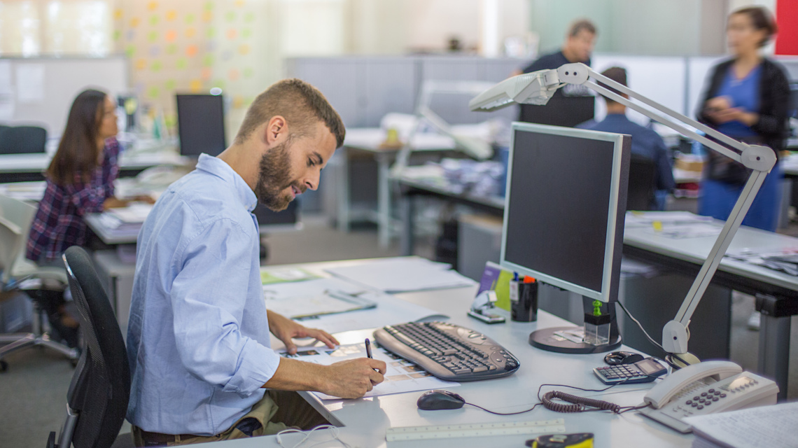iStock 850192080 => Büro, Arbeiten im Büro, Großraumbüro, Mitarbeiter, Angestellte, Firmenkultur