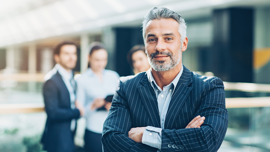 Unternehmer 4 iStock 638527116 => Unternehmer, Businessman, Geschäftsmann, Businessleute, Businessmenschen, Geschäftsleute, Firmenzentrale, großes Büro