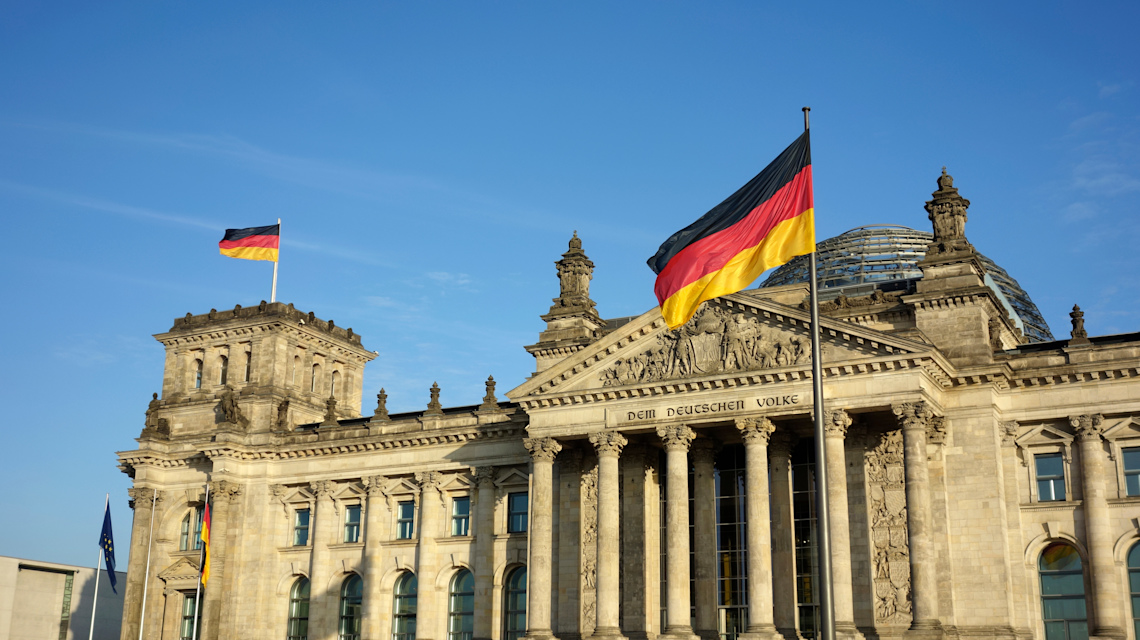 iStock 475751274 => Politik, Bundestag, Reichstag, Deutschland, Berlin, Regierung, Macht, Politiker, Partei, Parteien, Bundeskanzler, Bundeskanzlerin, Legislative, Gesetz, Gesetze