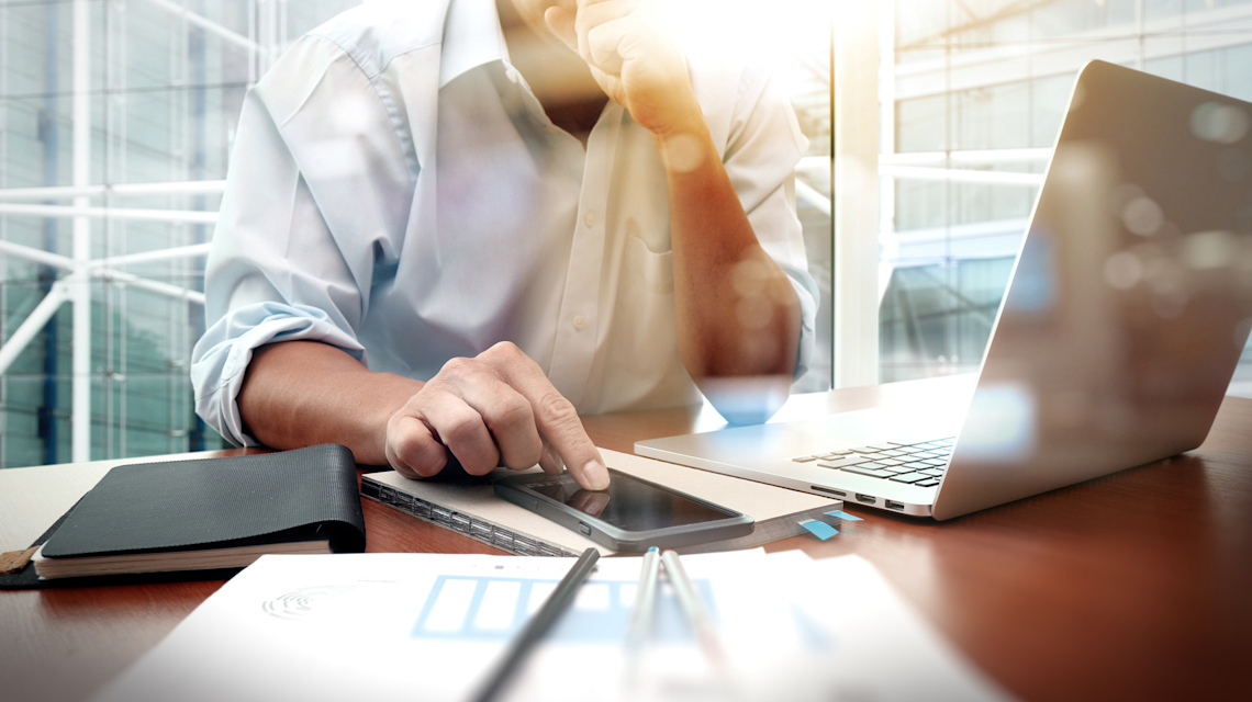 Fotolia 90491239 => Business, Unterlagen, Notebook, Smartphone, Dokumente, Business-Unterlagen