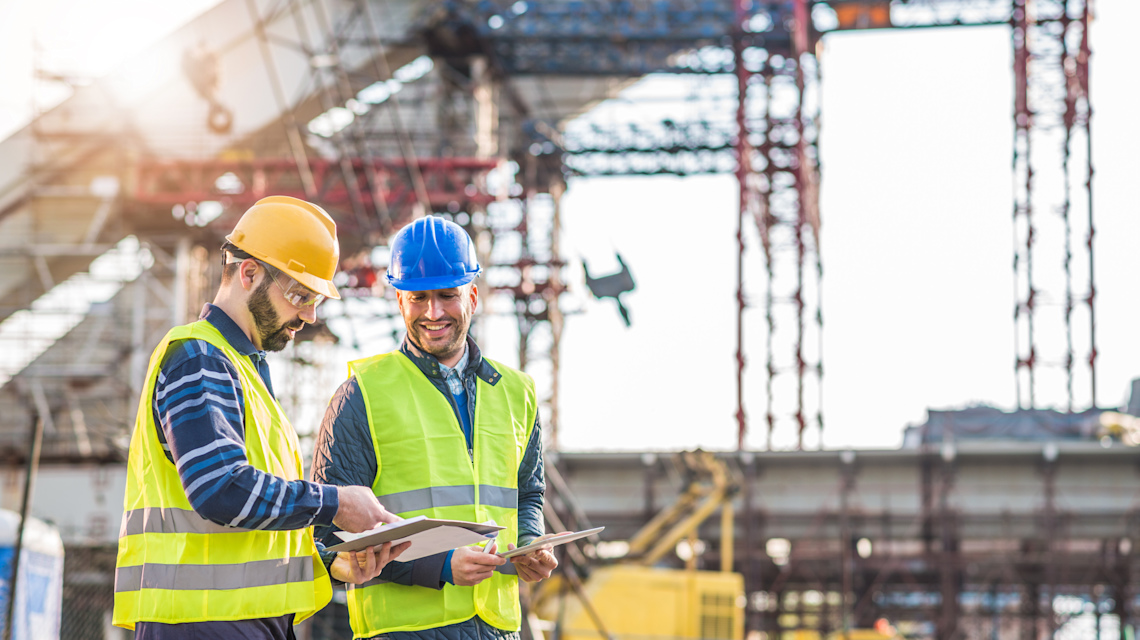 iStock 622798024 => Baustelle, Arbeiter, Handwerker, Konstruktion, Teamwork