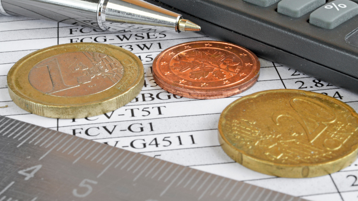 iStock 698949868 => Kostenrechnung, Controlling, Kalkulation, Berechnung, Geld, Münzen, Kugelschreiber, Dokument, Taschenrechner, Lineal