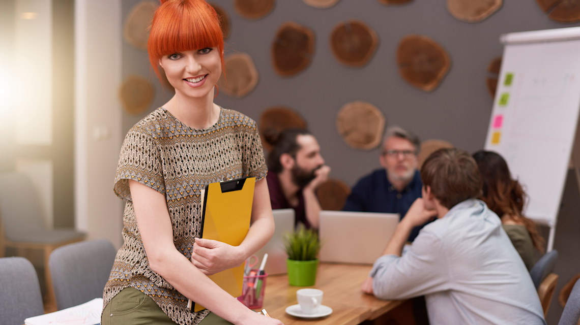 iStock 87644589 => freundliche Mitarbeiterin, Meeting, Team,Teammeeting, cooles Büro