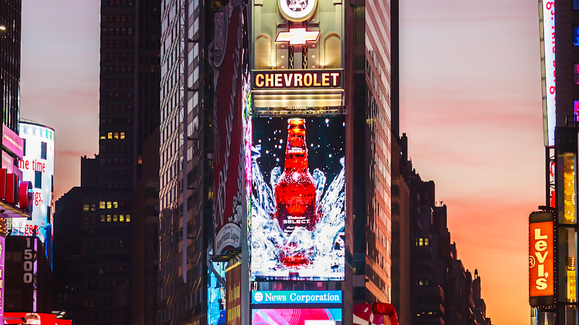 iStock 618359004 => NUR REDAKTIONELL - Marke, Marketing, Brand, Branding, Werbung, Logo, Coca Cola, Chevrolet, TDK, Toshiba, Yahoo, Levis, USA, New York, Times Square
