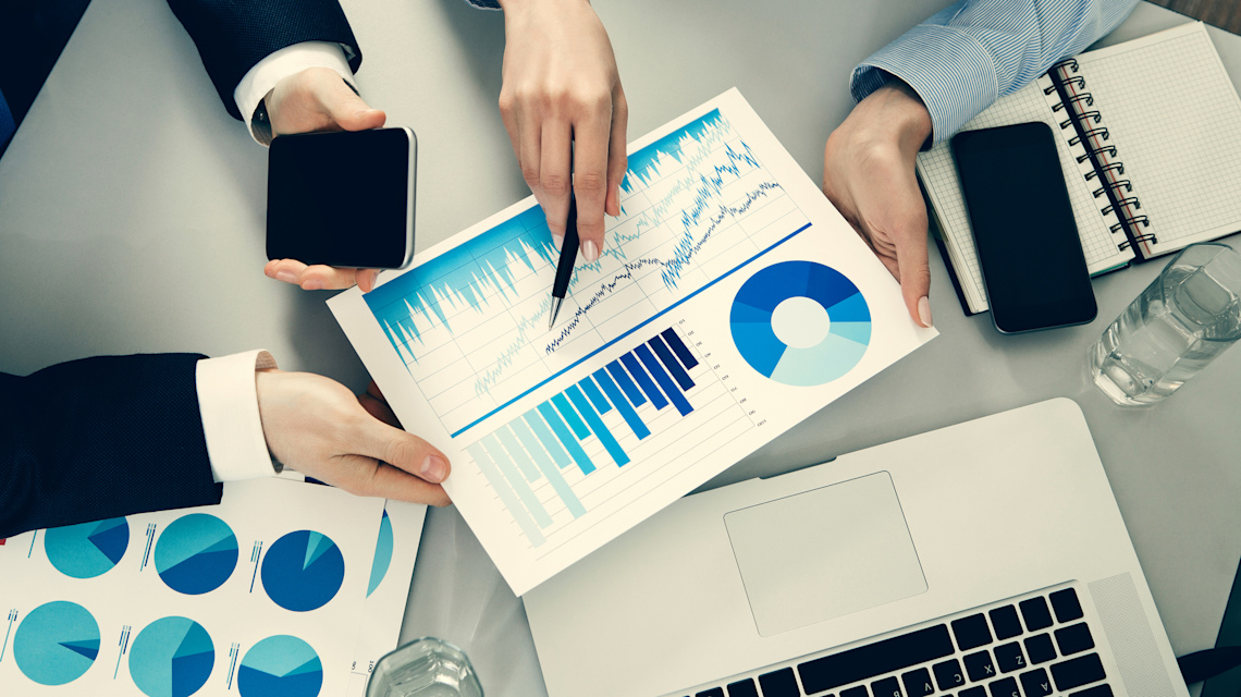 iStock 517460304 => Analysen, Graphen, Statistiken, Notebook, Arbeitsplatz, Meeting, Strategie, Businessmeeting