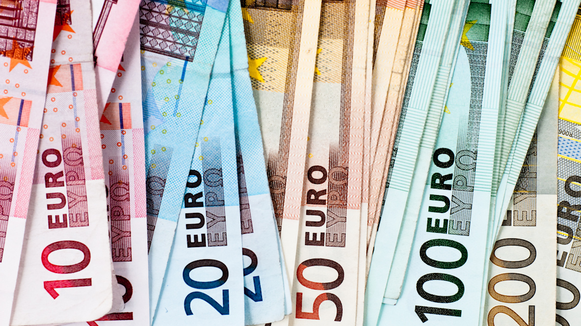 iStock 157590754 => Geld, Banknoten, Finanzen - viele Euro Banknoten von 10 Euro bis 200 Euro