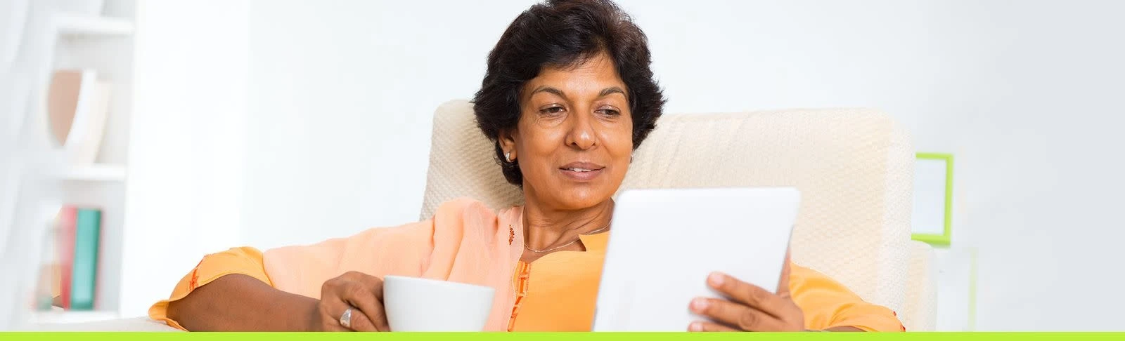 Mujer leyendo y tomandose un café Mujer leyendo y tomandose un café