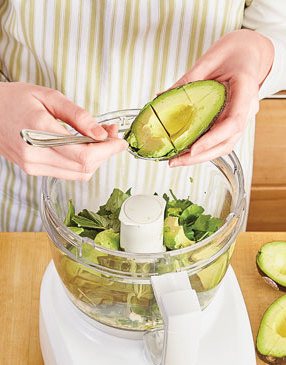 Fettuccine-and-Tomatoes-with-Avocado-Pesto-Step1