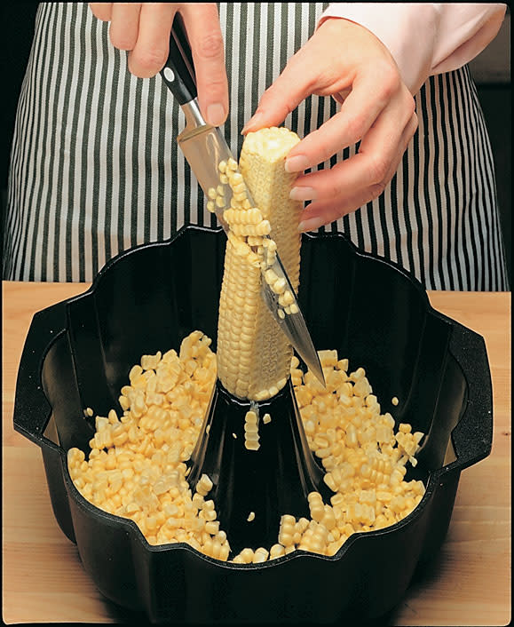 Tips-Mess-Free-Way-to-Remove-Corn-From-the-Cob