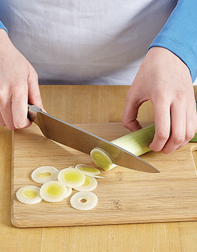 So they cook in the same amount of time as the shredded carrots, thinly slice the leeks.