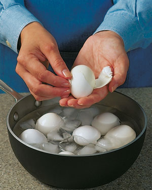 How to make and peel hard-boiled eggs are perhaps two of the most debated cooking questions. Here's an easy way to peel hard-boiled eggs.