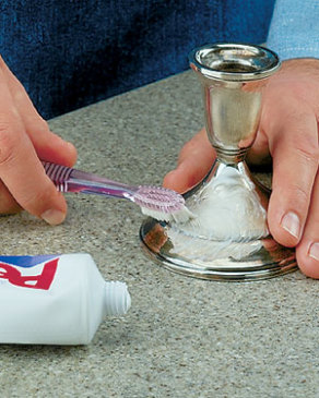 Tips-How-to-Use-Toothpaste-to-Polish-Silver