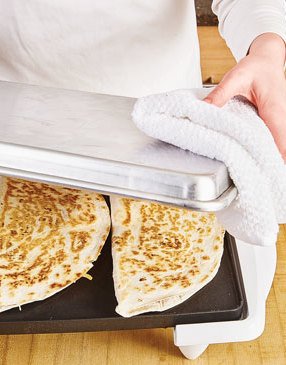 Reuben-Quesadillas-iwth-Thousand-Island-Sauce-Step2