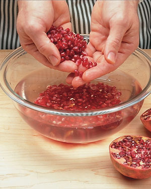 Tips-How-to-Remove-Pomegranate-Seeds2