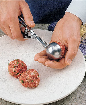 Tips-How-to-Shape-Perfect-Meatballs