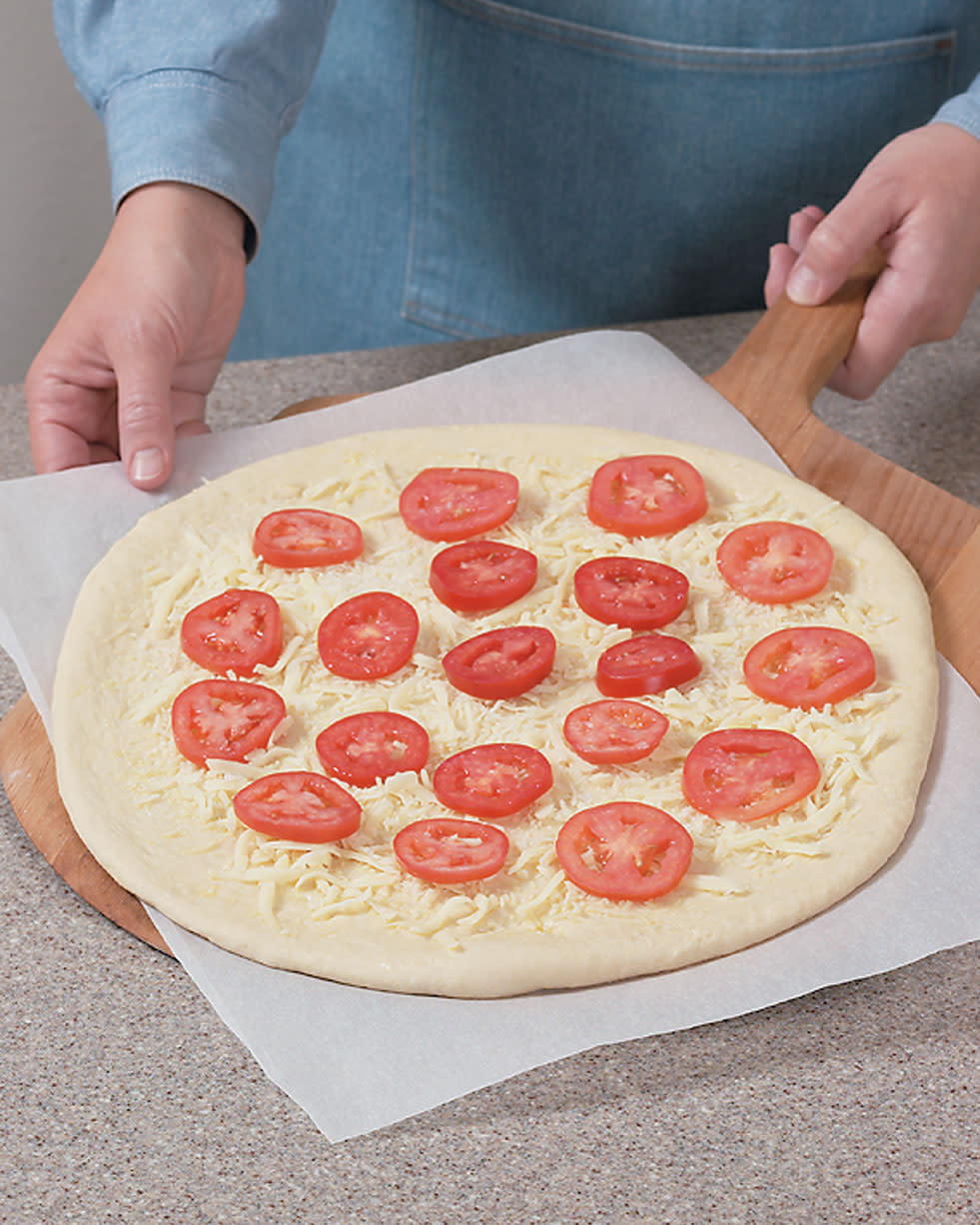 Tips-Easy-Pizza-Transfer-with-Parchment-Paper