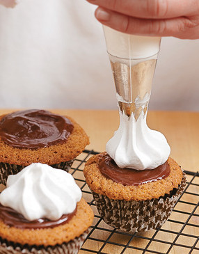 Because the marshmallow topping is thick and sets up quickly, piping is the easiest way to apply it.