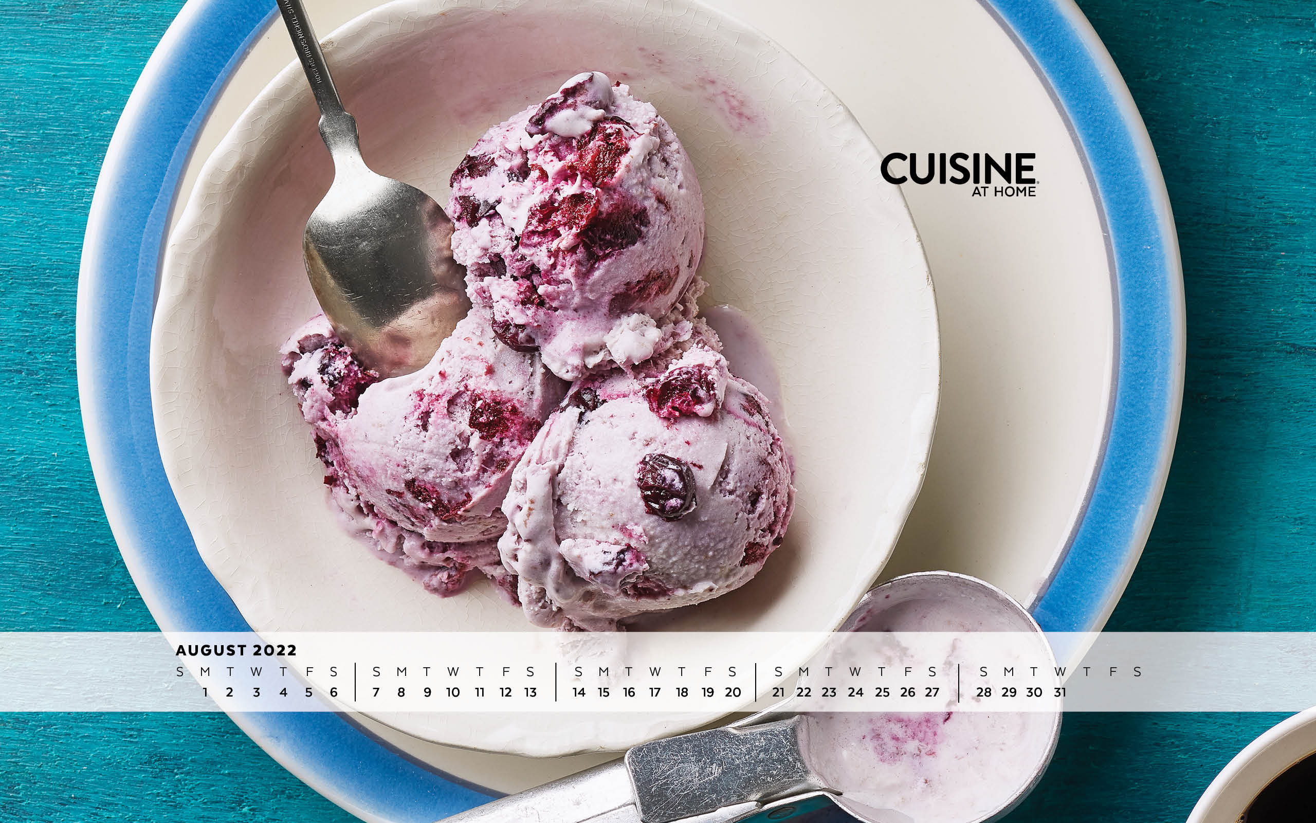 Free Desktop Wallpaper with calendar Windows Mac - August 2022 - Cuisine at Home - Summer aesthetic food cooking ice cream blueberry homemade dessert