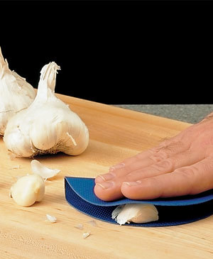 Tips-An-Easy-Way-to-Peel-Garlic