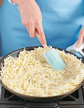 Push the hash browns up the sides of the skillet to form a pie crust, lightly pressing them as you go.