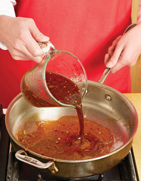 To add even more flavor to the marmalade sauce, heat it in the pan used for cooking the tuna.