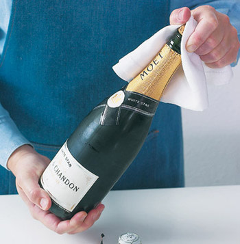 How to Correctly Open a Bottle of Bubbly