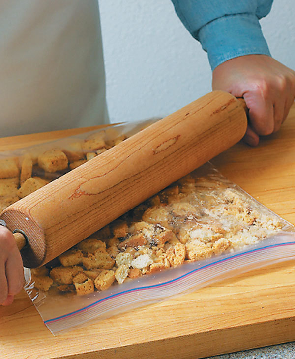 How to Make Bread Crumbs From Croutons