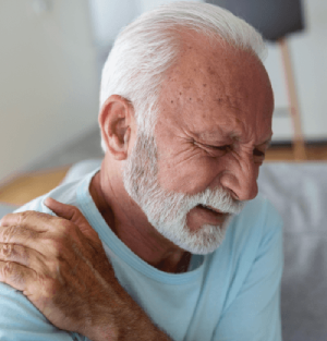 Adulto mayor con dolor muscular
