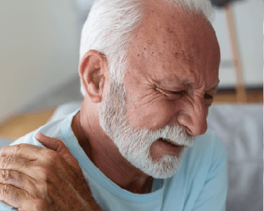Adulto mayor con dolor en el hombro