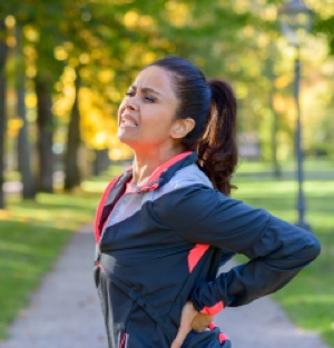 Mujer joven con dolor de espalda